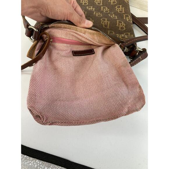 DOONEY & BOURKE, BROWN SIGNATURE CANVAS CROSSBODY BAG ASIS - Picture 12 of 16